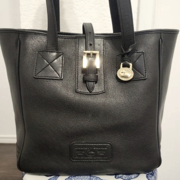 Dooney & Bourke Handbags - Dooney & Bourke Vintage Shopper Tote
